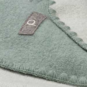 Wolldecke in Mint mit disana-Etikett