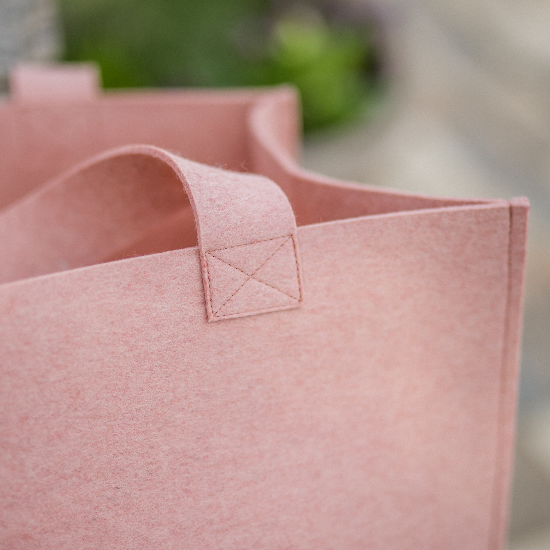 Nahaufnahme des Trägers des disana Filz-Shoppers in Rosé, Woll-Recycling-Filz aus 100% Bio-Merinowolle