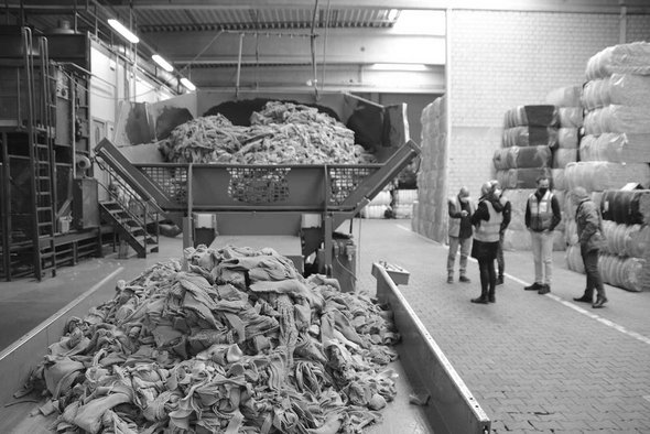Recycling plant with shredded wool scraps