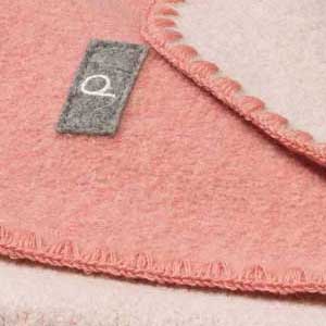 Wolldecke in Rosé mit disana-Etikett
