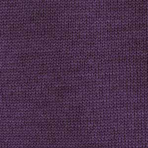 Nahaufnahme eines disana Strickstoffs aus Bio-Merinowolle in der Farbe Aubergine, glatt gestrickt als feine Einbett-Ware