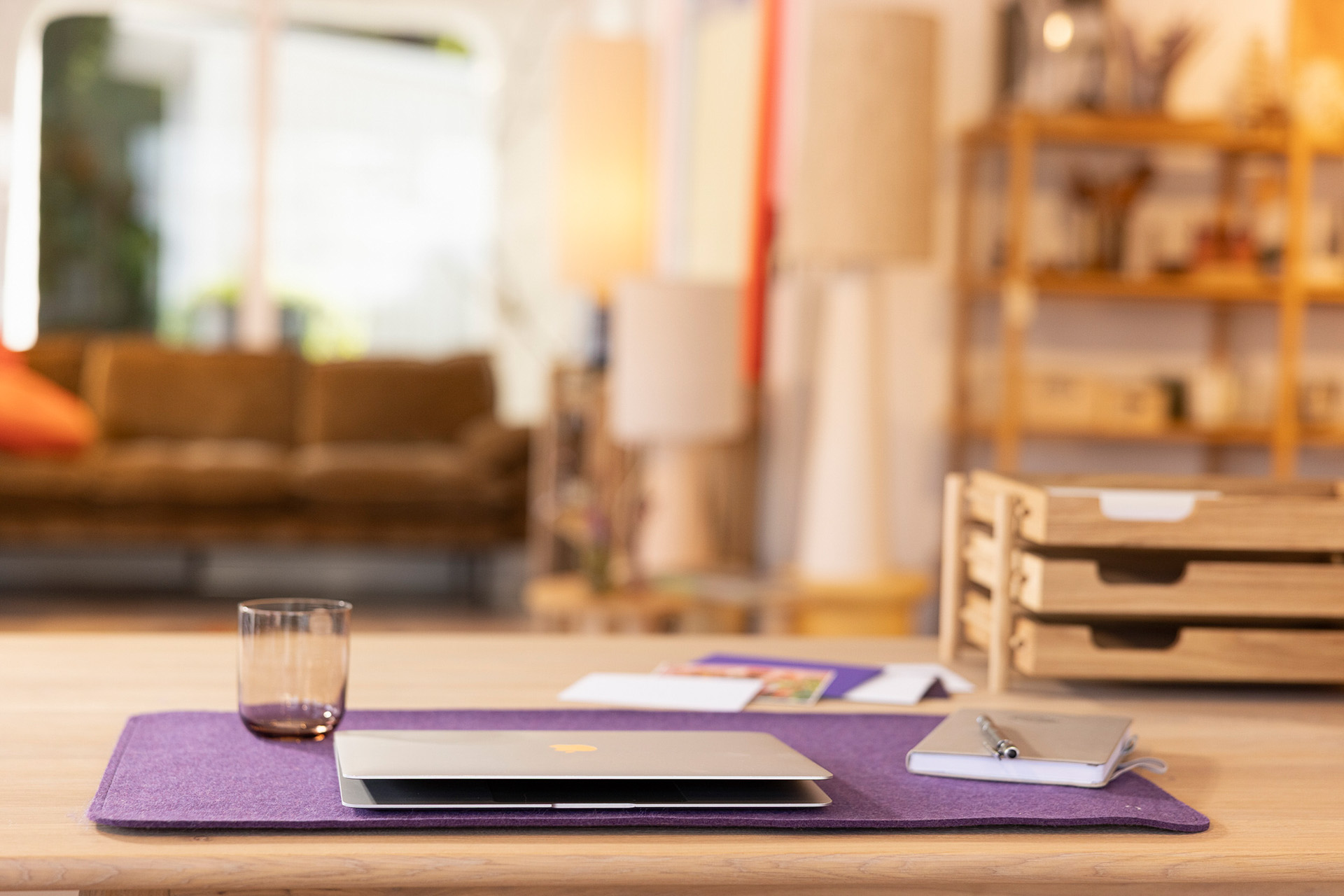 disana Filz-Schreibtischauflage in Aubergine auf Holzschreibtisch mit Laptop, Glas und Notizbuch