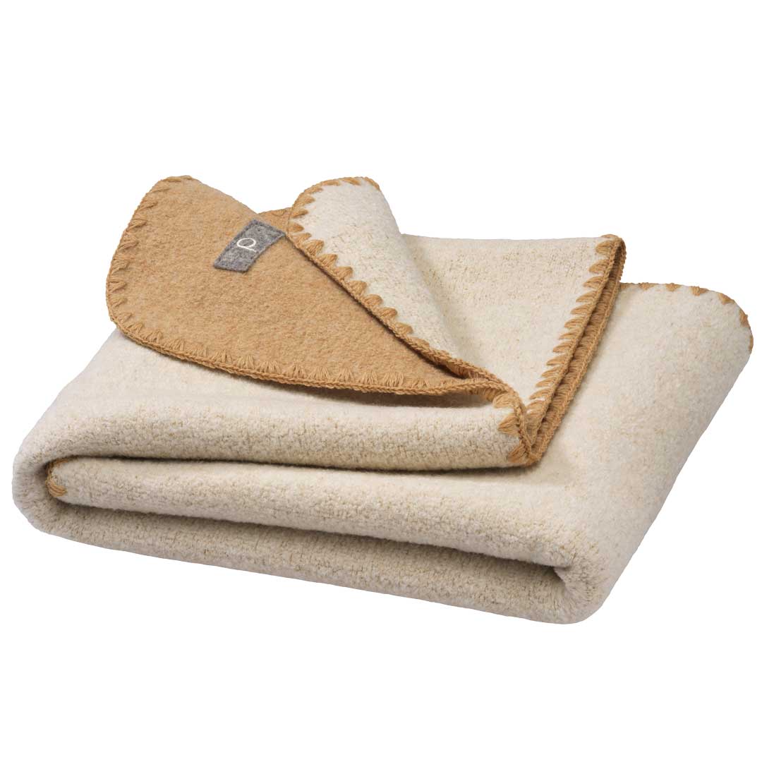 Gefaltete disana Doubleface-Babydecke in Karamell-Natur aus Bio-Merinowolle mit Muschelrand in Karamell für Baby-Geborgenheit