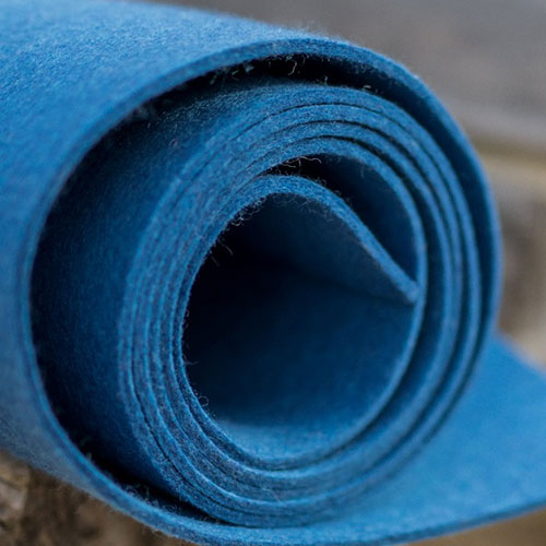 Blauer Wollfilz von Disana aufgerollt, Detailansicht.