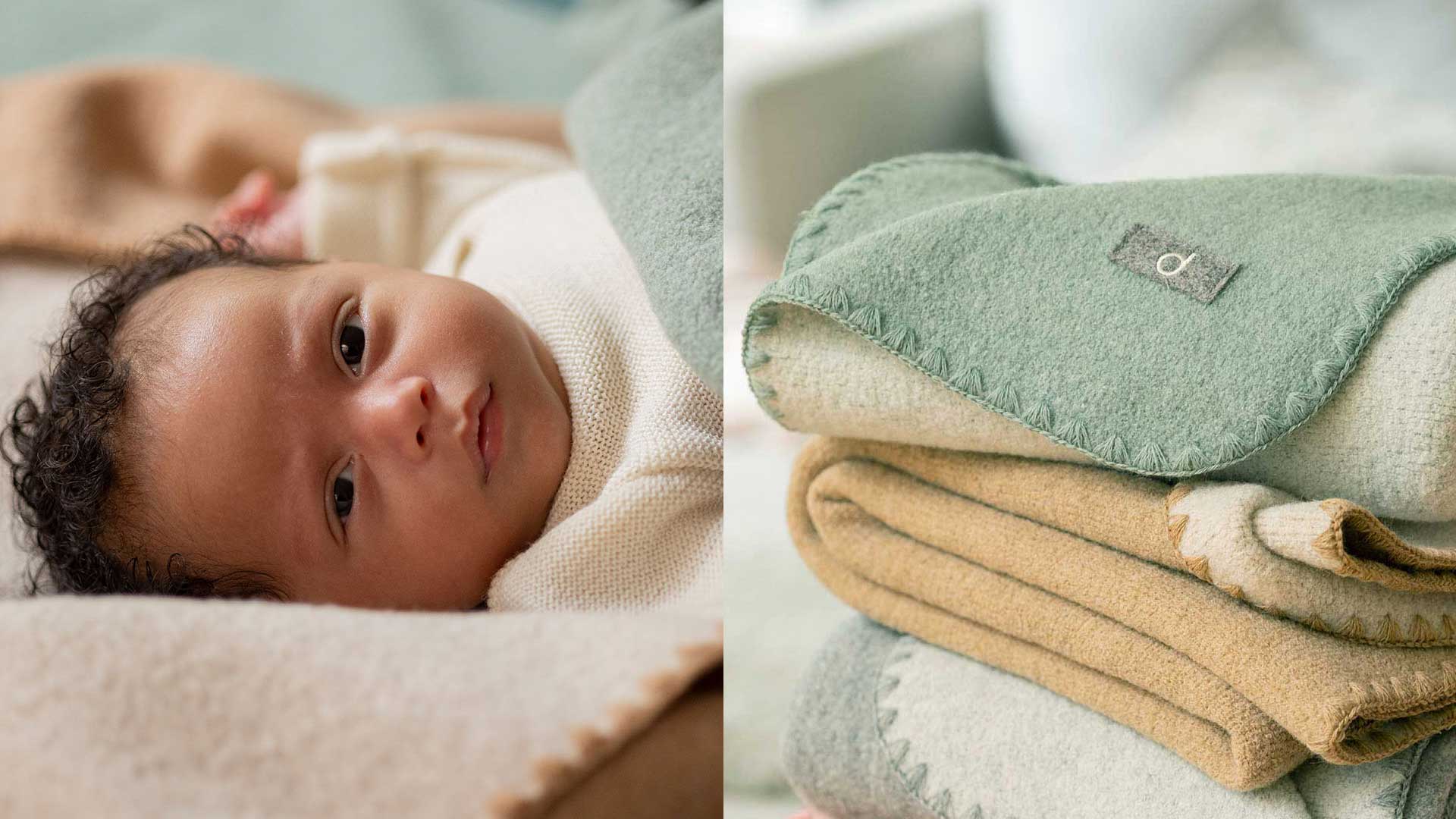 Geteiltes Bild | Links liegendes Baby blick in die Kamera, rechts Stapel aus 3 Doubleface-Babydecken in sanften Naturtönen