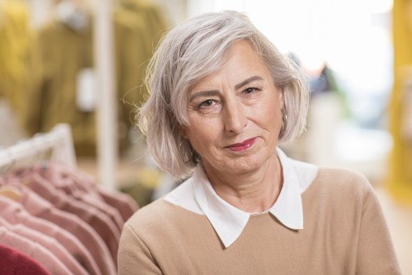 Porträt der disana Mitarbeiterin Irene Dunkelberger mit karamellfarbenem Long-Sleeve im disana Laden in Holzelfingen