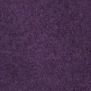 Nahaufnahme eines disana Walkstoffs aus Bio-Merinowolle in der Farbe Aubergine mit seiner typisch dichten Struktur