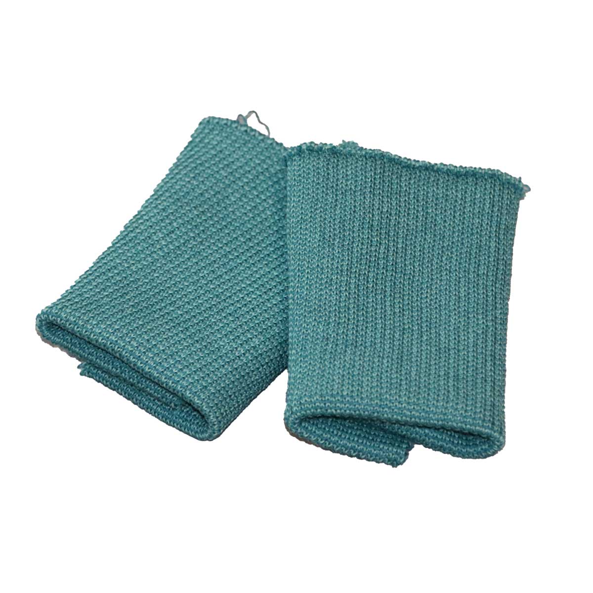 Nahaufnahme eines disana Walk-Jacke-Bündchens aus Bio-Merinowolle in Pacific-Mint im typischen Rippstrick