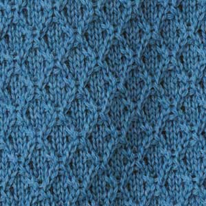 Nahaufnahme des disana Aran-Stricks in der Farbe Taubenblau aus Bio-Merinowolle