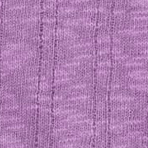 Nahaufnahme des disana Leinen-Pullover in Flieder mit typischer Leinen-Flammung und breiter Strickrippe