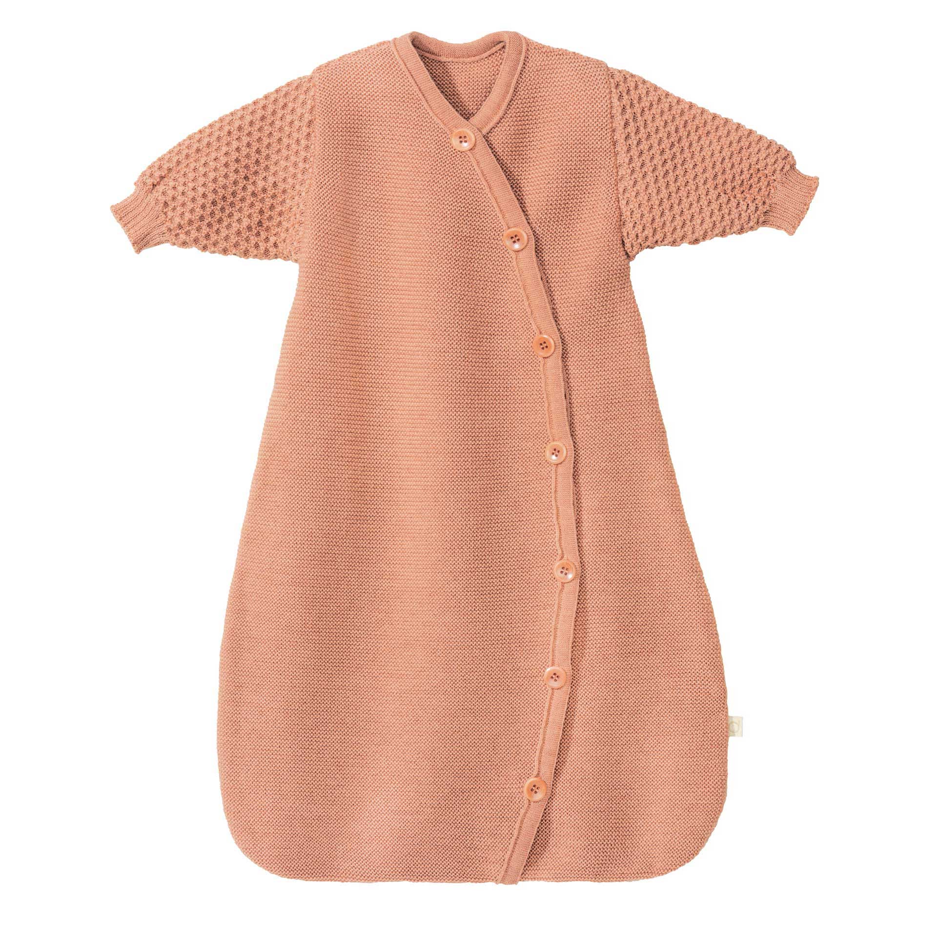 disana Langarm-Schlafsack, Rosé, Strick Bio-Merinowolle, im elastischen Links/Linksstrick, Ärmel im pfiffigen Wabenstrick.