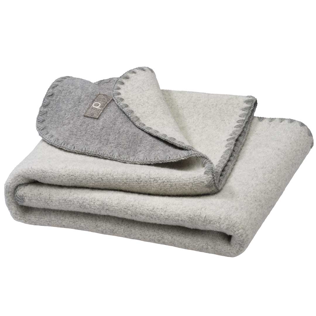 Gefaltete disana Doubleface-Babydecke in Grau-Natur aus Bio-Merinowolle mit grauem Muschelrand für Baby-Geborgenheit