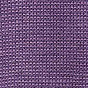Nahaufnahme eines disana Strickstoffs aus Bio-Merinowolle in Flieder-Aubergine mit charakteristischem Links-Linksstrick