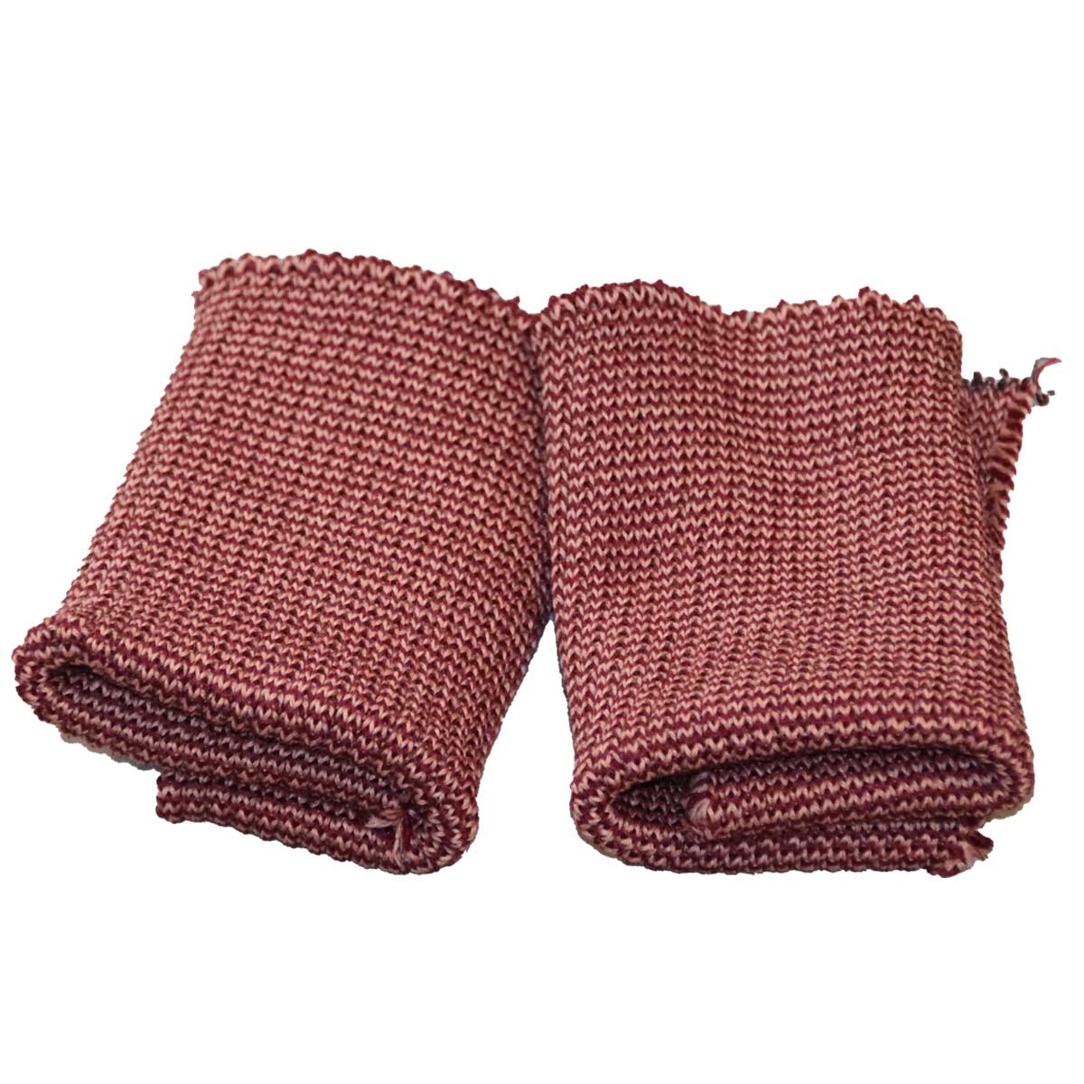 Nahaufnahme eines disana Outdoor-Jacke-Bündchens aus Bio-Merinowolle in Cassis-Rosé im typischen Rippstrick